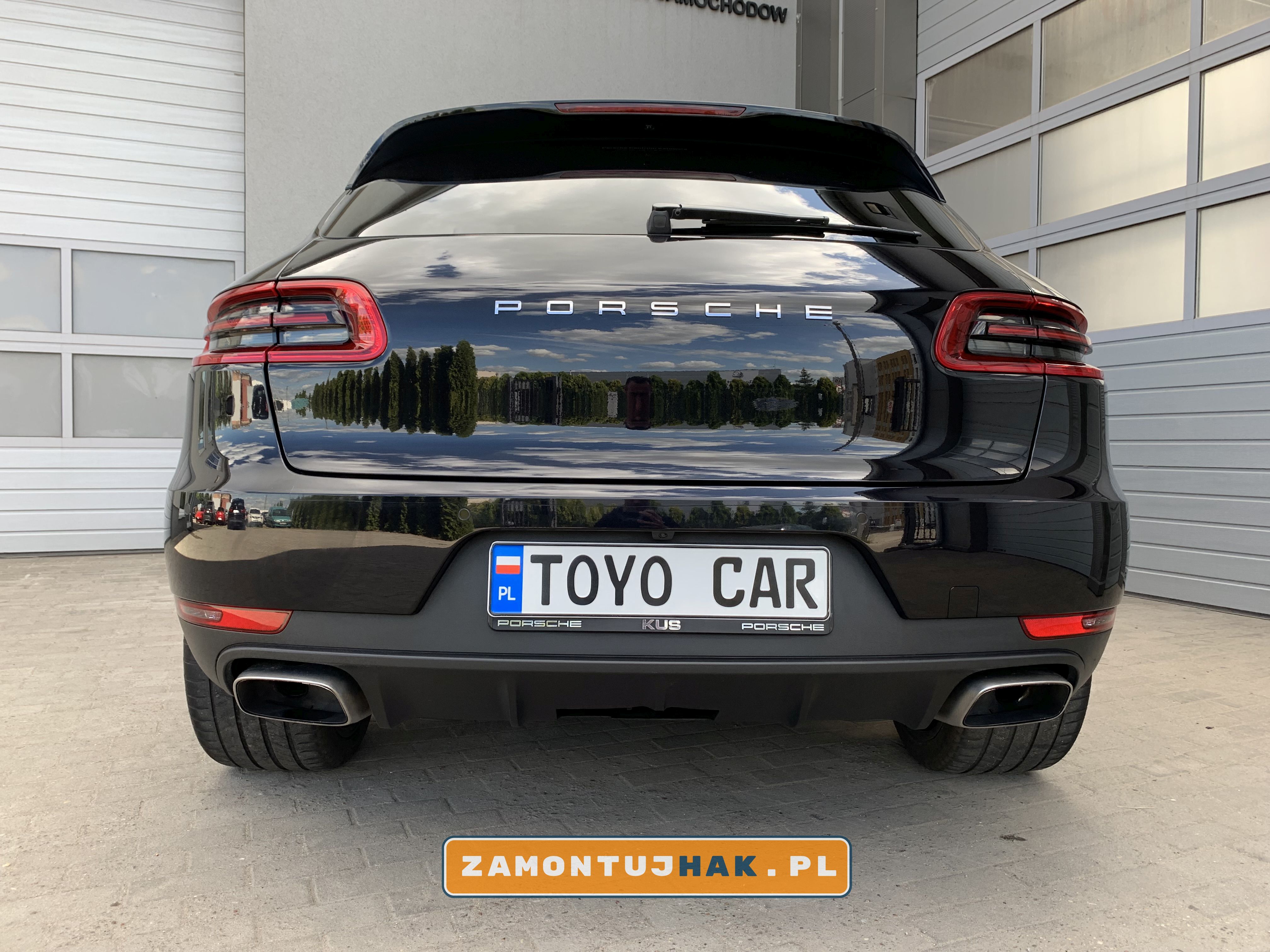 na zdjęciu samoch&oacute;d osobowy Porsche Macan wersja po lift-owa na zdjęciu po montaż haka holowniczego Westfalia A40V 327068900113 na zdjeciu czarny porsche macan z wycięciem pod hak holowniczy z zamontowaną kulą holowniczą 